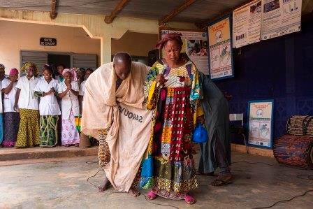 Sketch de sensibilisation (l’enfant du chasseur est infecté par le virus Ebola) 