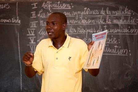 L’enseignant dispensant des cours avec des images produites par l’UNICEF